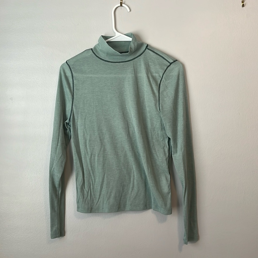 Madewell large green turtle neck is great for accenting outfits